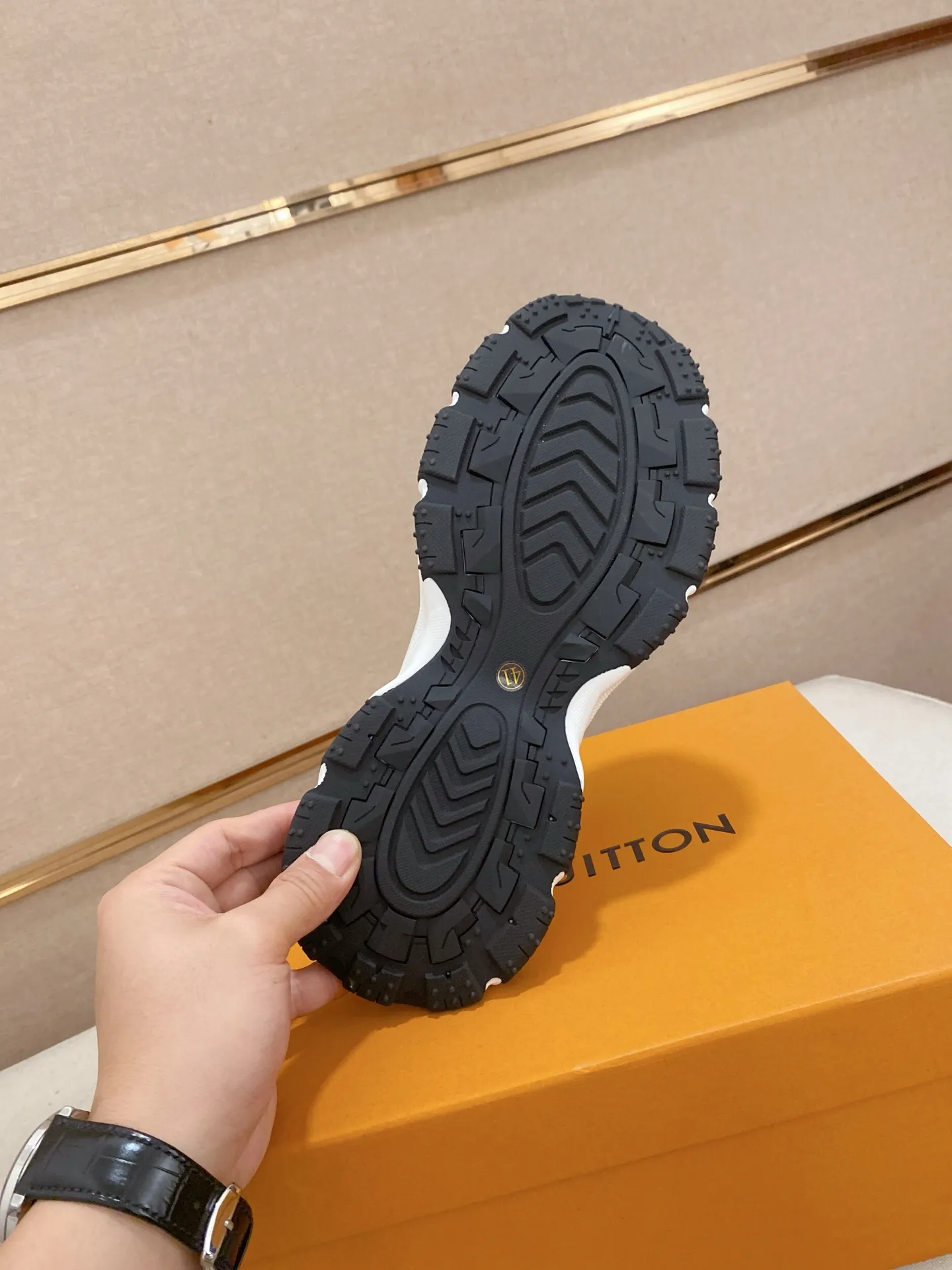 Men's shoes💰 442💰Louis Vuitton (Louis Vuitton/LV) top 🔍🔍 new models are on sale at the same time, the upper 🇮🇹 imported Italian first-layer cowhide, fully imported breathable mesh lining 💪💪, completely 1⃣️compared 1⃣️Reproduction🇮🇹💪💪, ⚠Sole: The original sole is specially provided by the original factory, the exclusive movable molded sole is super comfortable, ⚠Original factory follow-up goods, 🔍🔍high quality, you can enter and leave the counter at will, welcome to compare⚠. Code number: 38-44. Can be customized for 45 non-refundable!